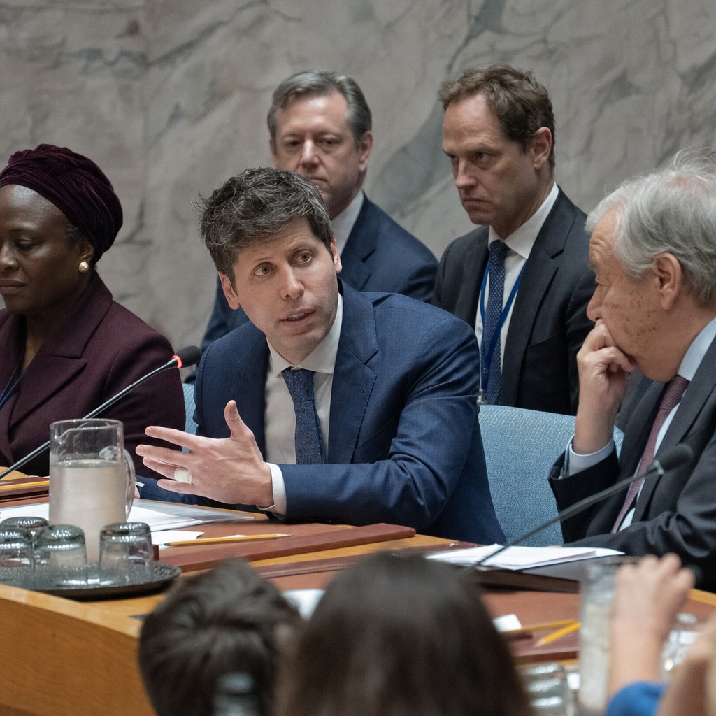Foto del artículo: Los agentes de IA de Anthropic y OpenAI se infiltraron en otros sistemas — la misma semana en que Altman prometió a la ONU control humano