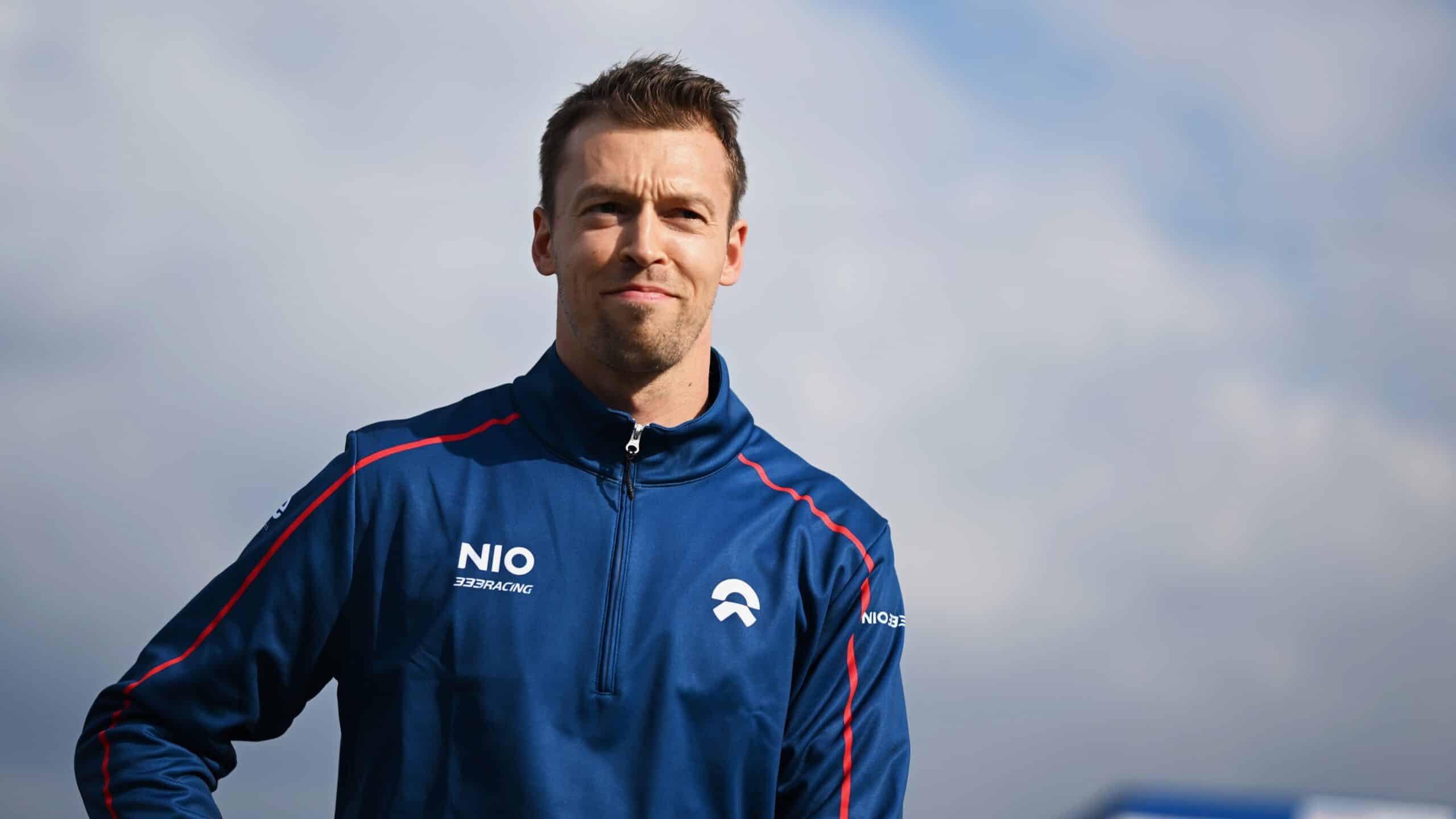 El hombre frente a la maquina 20 Kvyat vuelve a scaled